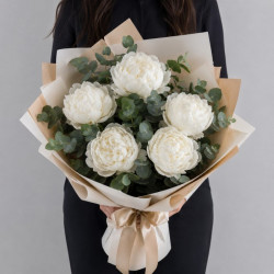 5 белых пионов c эвкалиптом